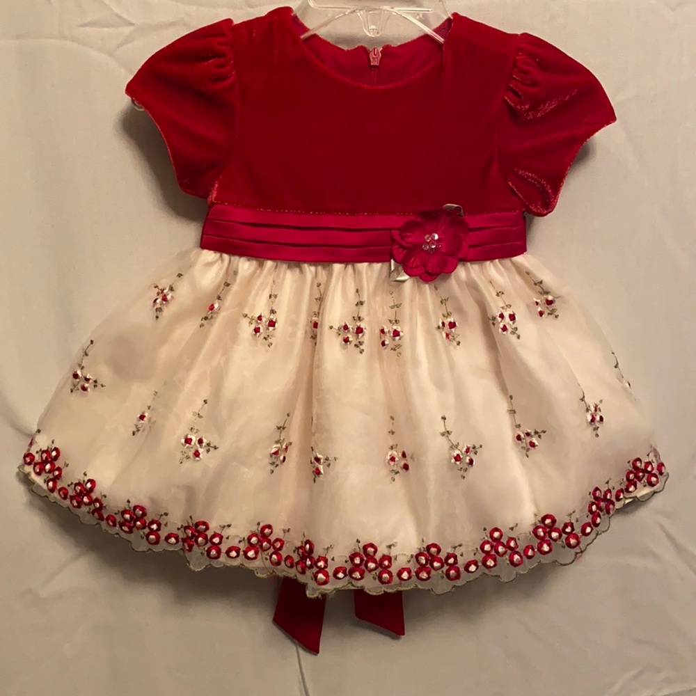 Red 🌺 ivory 🌺 green accent embroidered dress!